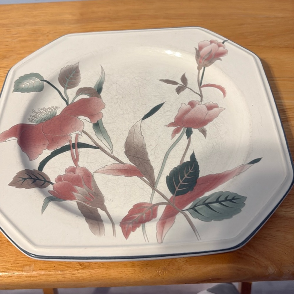 Mikasa silk flowers   10 inch dinner plate
